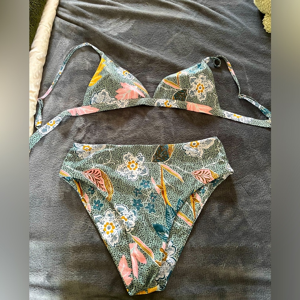 Floral botanical bikini top and bikini bottom size M. NWOT